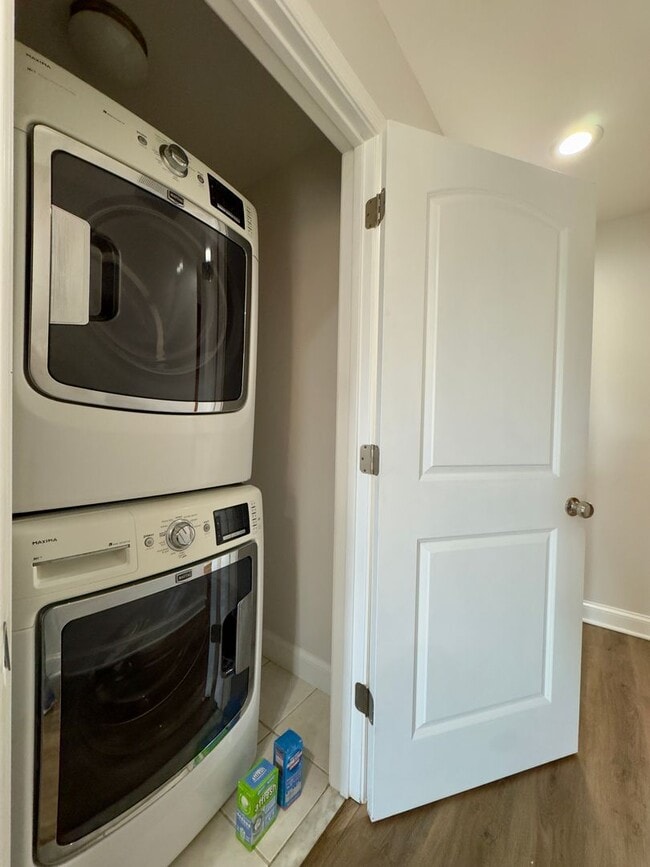 Building Photo - Beautiful 3Bed/2.5Bath Home in the City