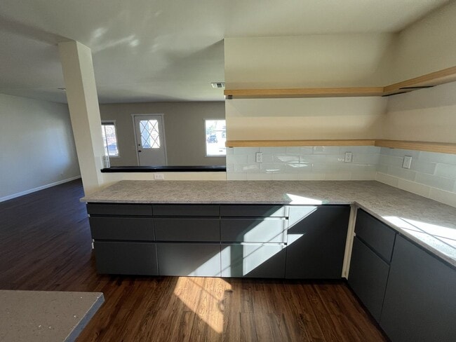 Building Photo - Recently renovated 2 bed 2 bath in Sacramento!