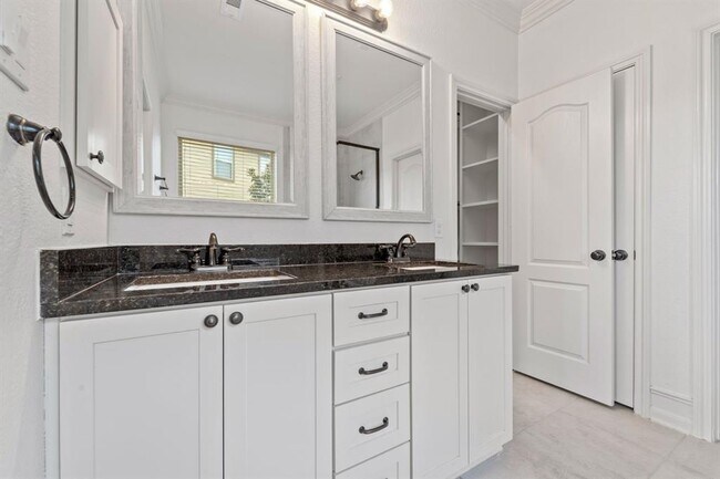 Building Photo - 16746 Highland Country Dr