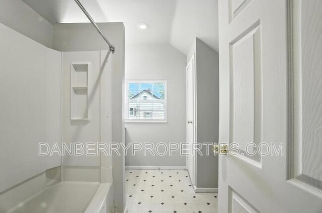 Building Photo - 822 Searles Rd