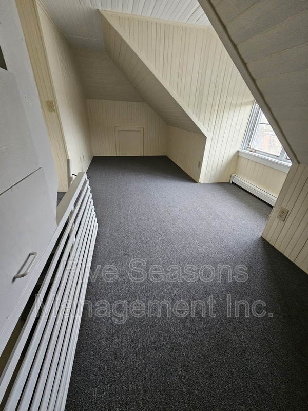 Building Photo - 465-467-467 Colchester Ave