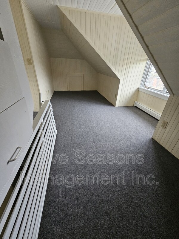 Building Photo - 465-467 Colchester Avenue - 3