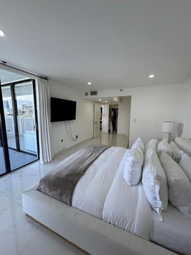 Building Photo - 20515 E Country Club Dr