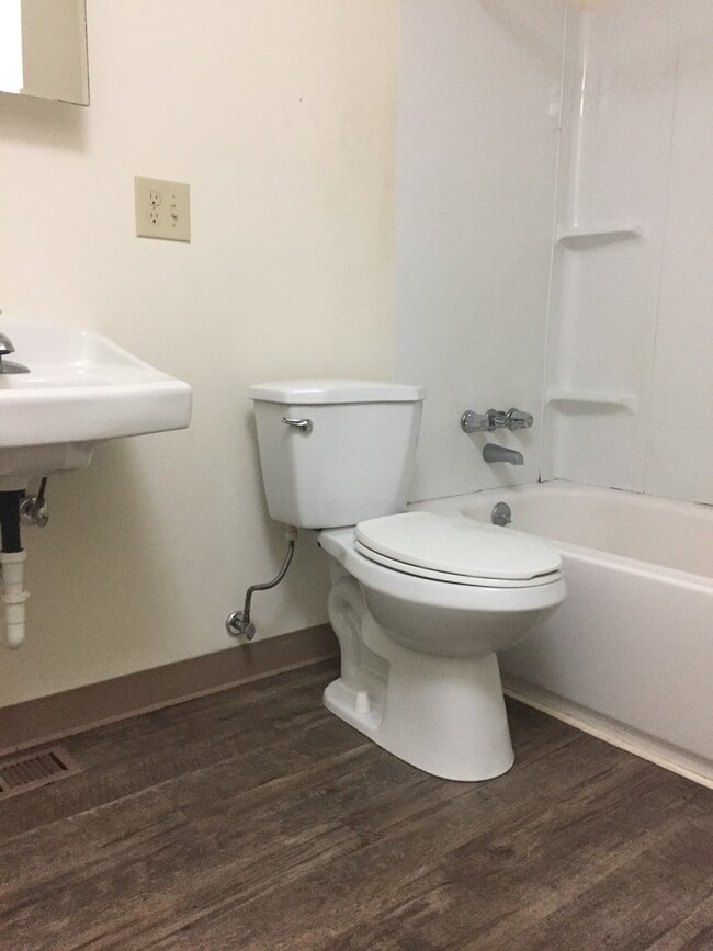 Building Photo - 3 Bedroom/1.5 Bath Home on Westside!