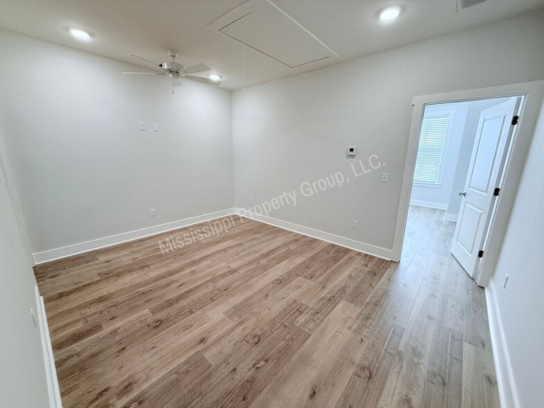Building Photo - 615 Miramar Ln