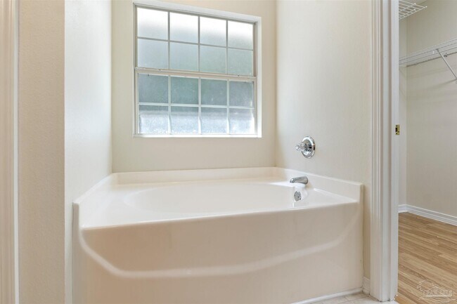 Building Photo - 605 Downhaul Dr