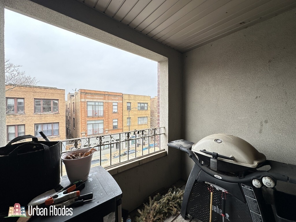 Building Photo - 907 N Damen Ave