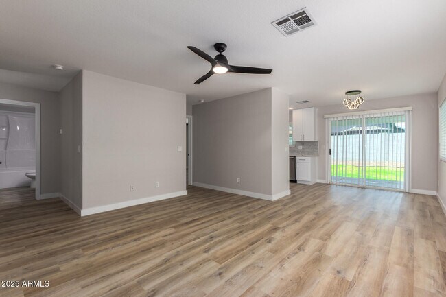 Building Photo - 3014 W Zachary Dr