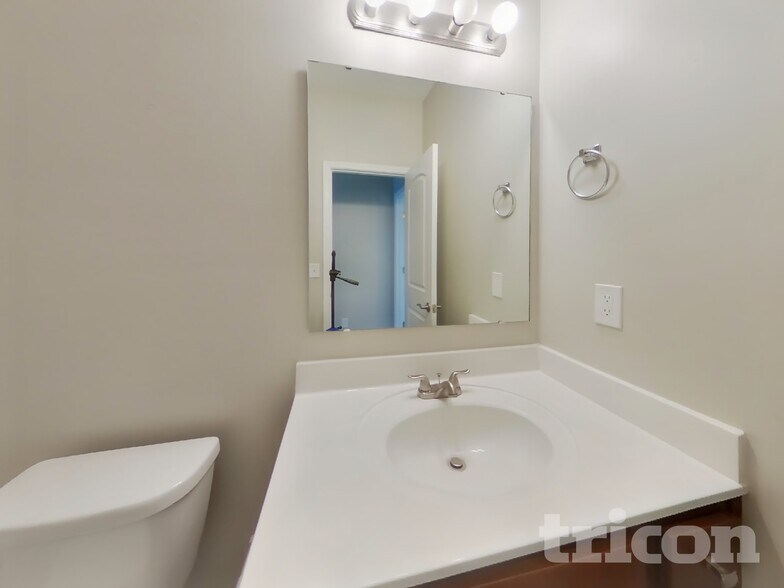 Building Photo - 3301 Pikes Peak Dr