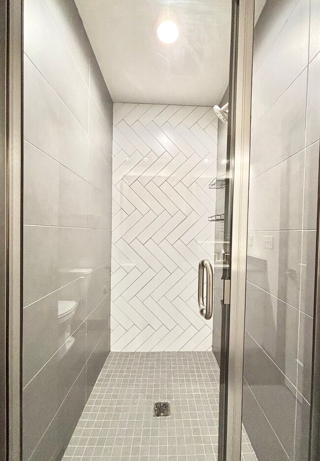 Building Photo - Central 4 Bedroom Condo