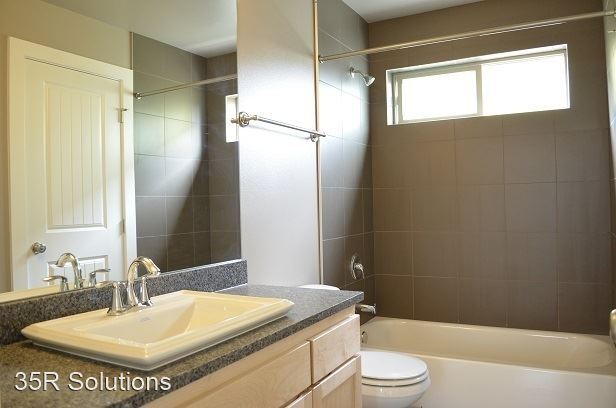 Building Photo - 3 br, 2.5 bath House - 948B Hiawatha Place S