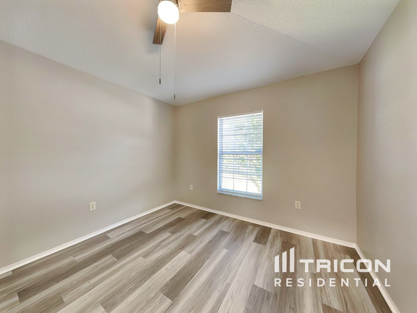 Building Photo - 2118 Deerfield Dr