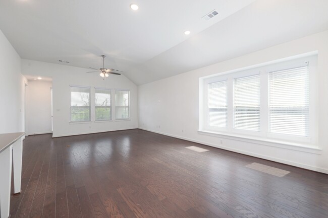 Building Photo - 124 Rosebush Dr