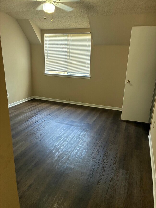 Building Photo - 15417 Weldon Dr
