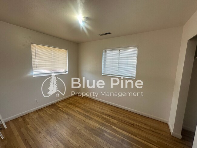 Building Photo - 350 S Ridge Ave