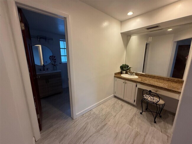 Building Photo - 619 Kensington Pl