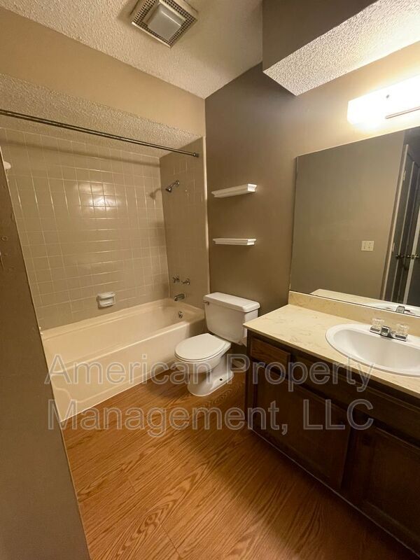 Building Photo - 4407 S Gum Ave