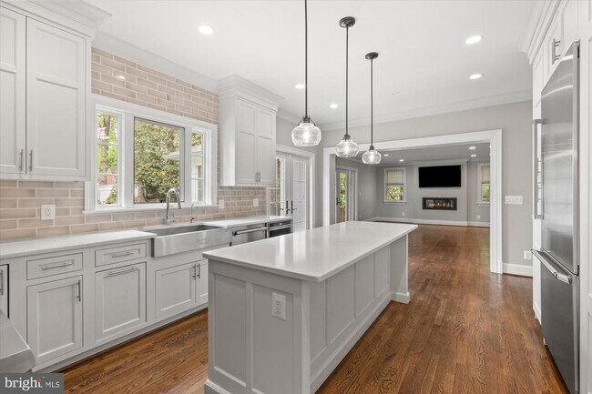 Building Photo - 4905 Dorset Ave