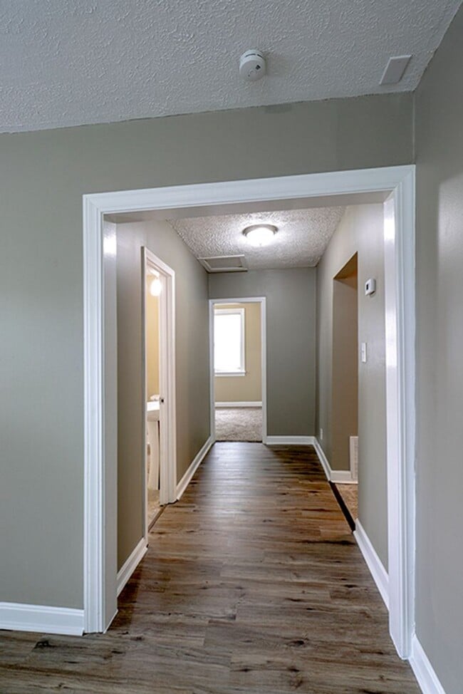 Building Photo - Newly Renovated 2 Bedroom Ranch