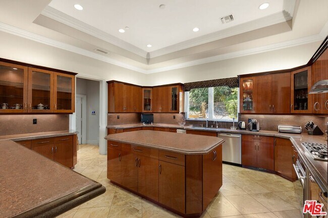 Building Photo - 18047 Karen Dr