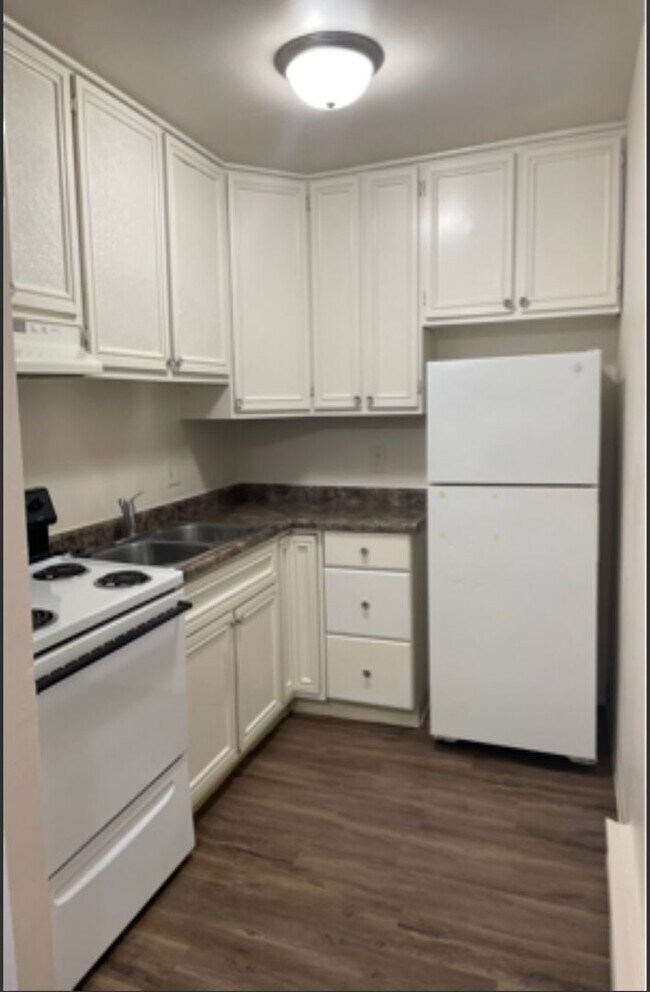 Building Photo - Large 2 bedroom apartment with washer/dryer hookup