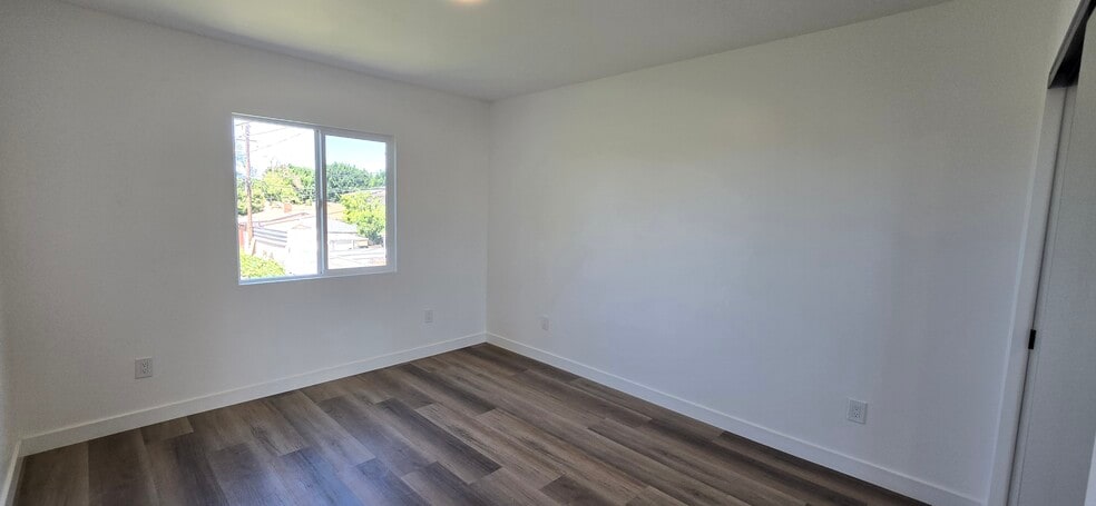 Building Photo - 833 E 92nd St