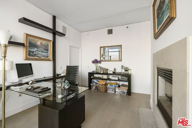 Building Photo - 13650 Marina Pointe Dr