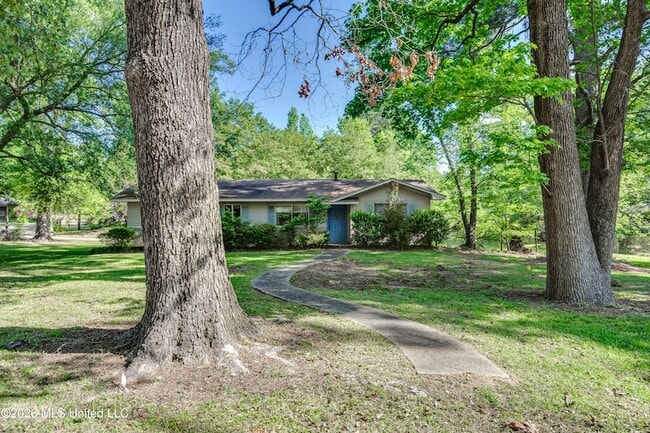 Building Photo - 823 Dunton Rd