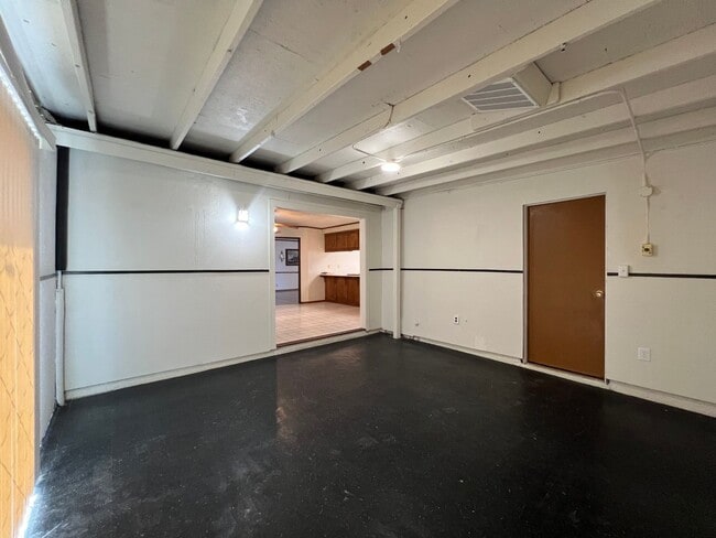Building Photo - 3 Bedroom 2 Bathroom House with RV Parking...