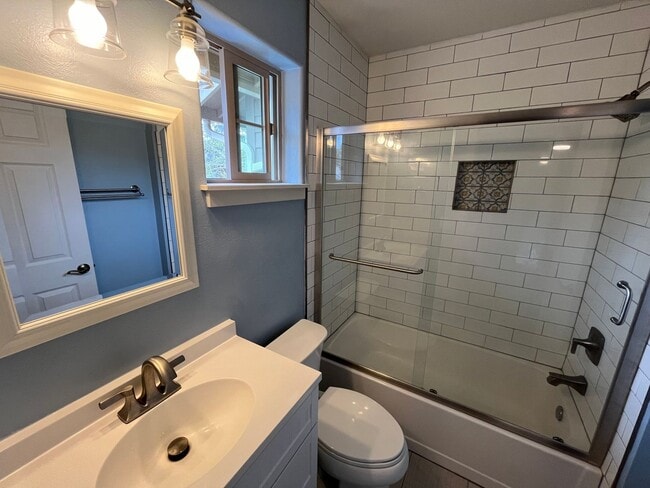 Building Photo - Beautiful 2 Bed/2.5 Bath Townhome on Bend'...