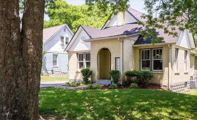 Building Photo - Cute 3 bed w/bonus space. Fenced yard. Loc...