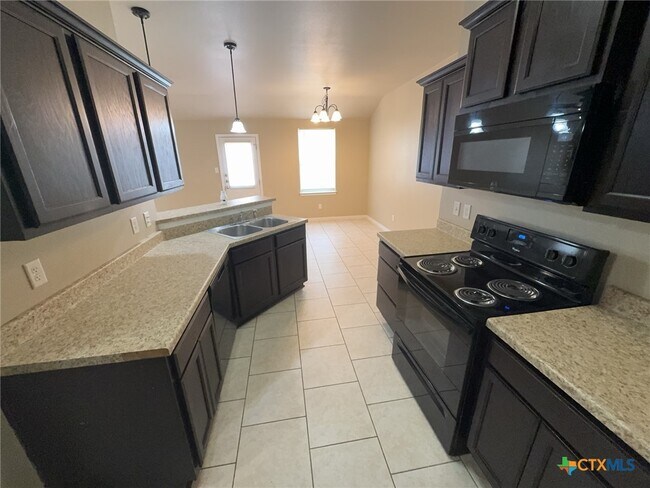 Building Photo - 1300 Vanguard Ln