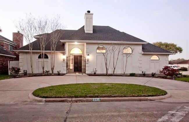 Primary Photo - 3235 Country Club Blvd