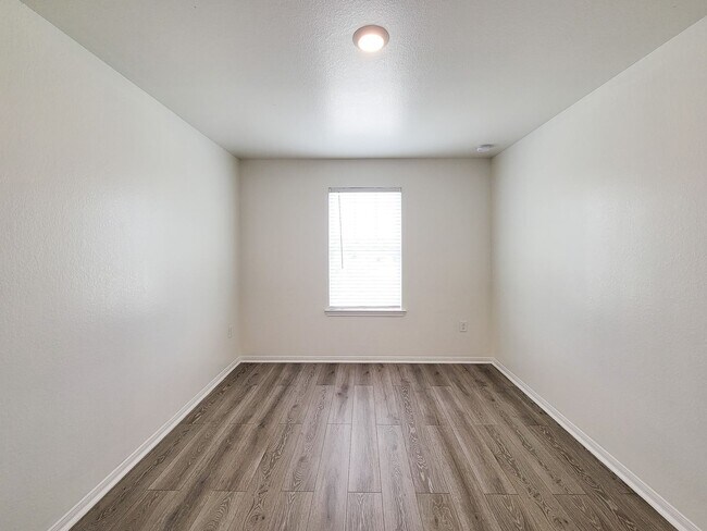 Building Photo - Beautiful 4 bedroom 2.5 bath home with gra...