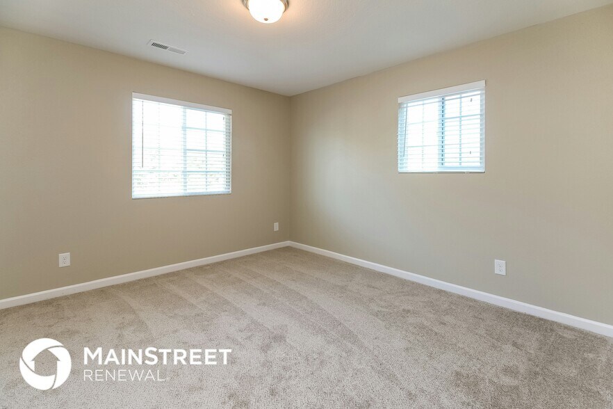 Building Photo - 305 Walnut Crossing Dr