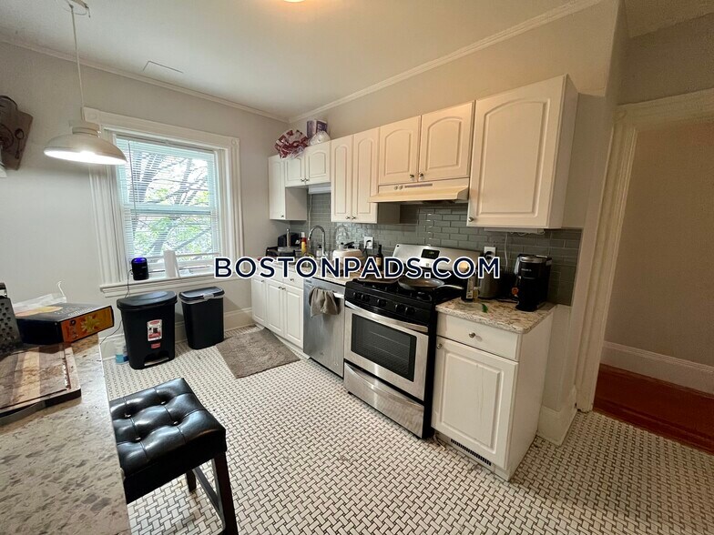 Building Photo - 917 Beacon St