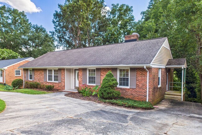 Building Photo - Large Home in Guilford Hills, Hardwood Flo...