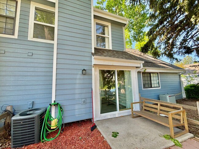 Building Photo - Charming 2 Bed 1.5 Bath Townhome in West Fort Collins!