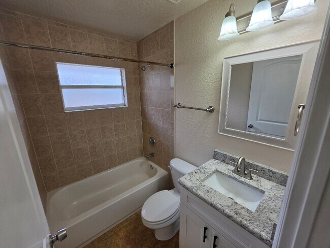 Building Photo - Beautiful 3 Bedroom 2 Bathroom Daytona Beach Home