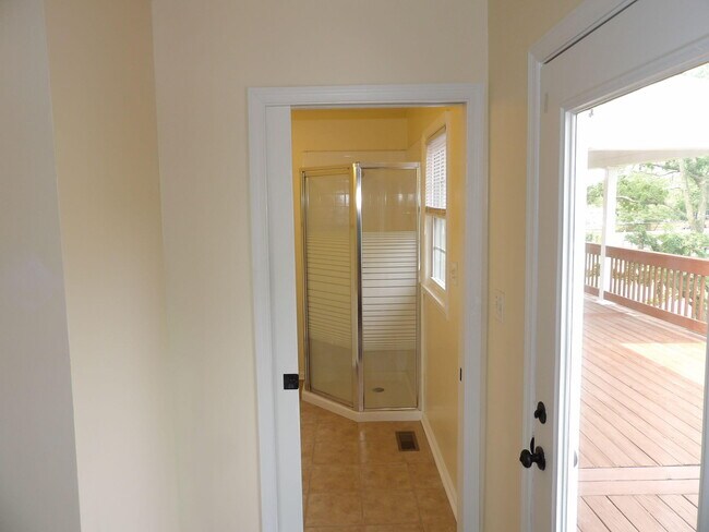 Building Photo - 102 Cedar Dr