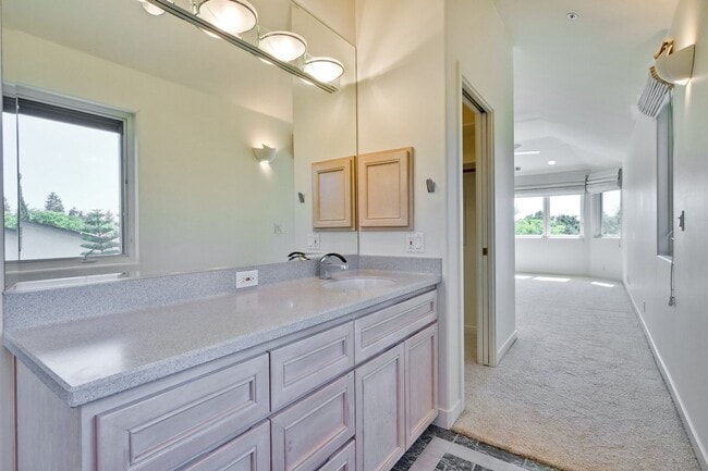 Building Photo - Large 3,767 sqft home on a 10,000 sqft lot- 2 bed located on 1st floor w/ separate entrance - Top...