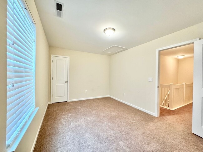 Building Photo - 3 Bedroom End Unit in Robyn's Glen !