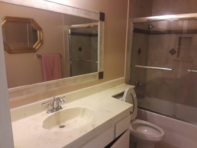 Building Photo - 2650 Bloomfield Ct