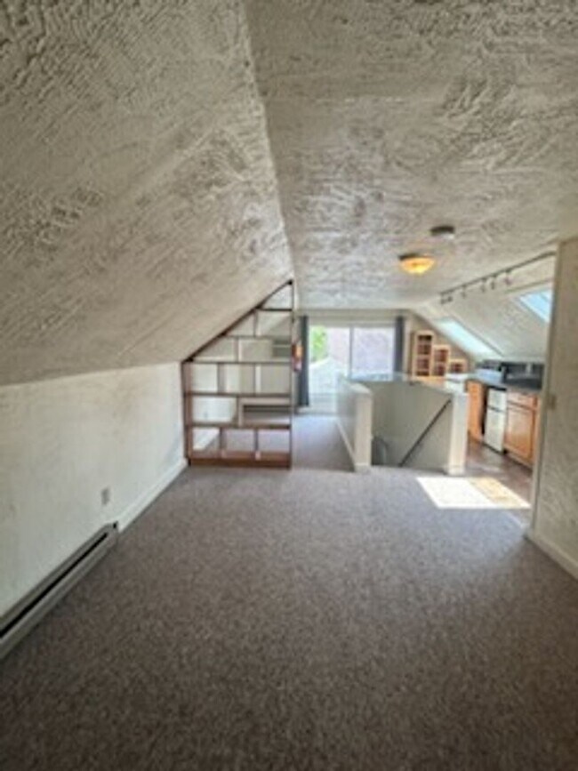 Building Photo - Upstairs Studio Apartment on Oneida Street -- SUBLET AVAILABLE 04/15/2026