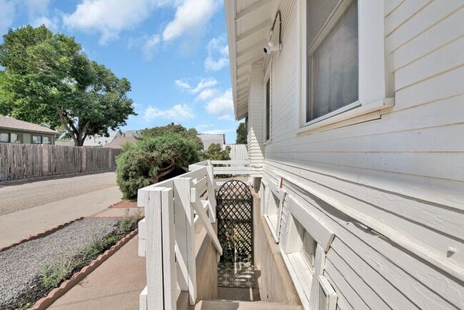 Building Photo - Elegant 1BR Basement Suite in Downtown His...