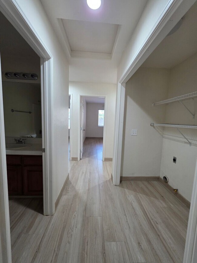 Building Photo - 3 bedroom 2 bathroom in NW Visalia!