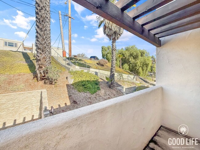 Building Photo - Stunning 2B/2.5BA Townhome in Mission Hill...