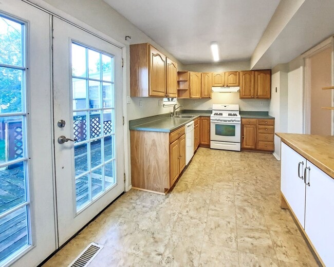 Building Photo - Bright & Spacious 3-Bedroom Townhome in Sought-After Rosedale/White Marsh!