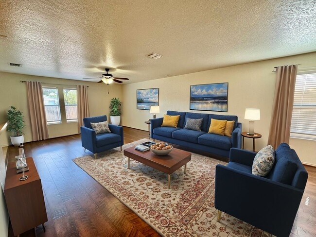 Building Photo - *COMING SOON* MOVE IN SPECIAL Beautifully Designed Two-Story Home with Loft and Garden Tub!