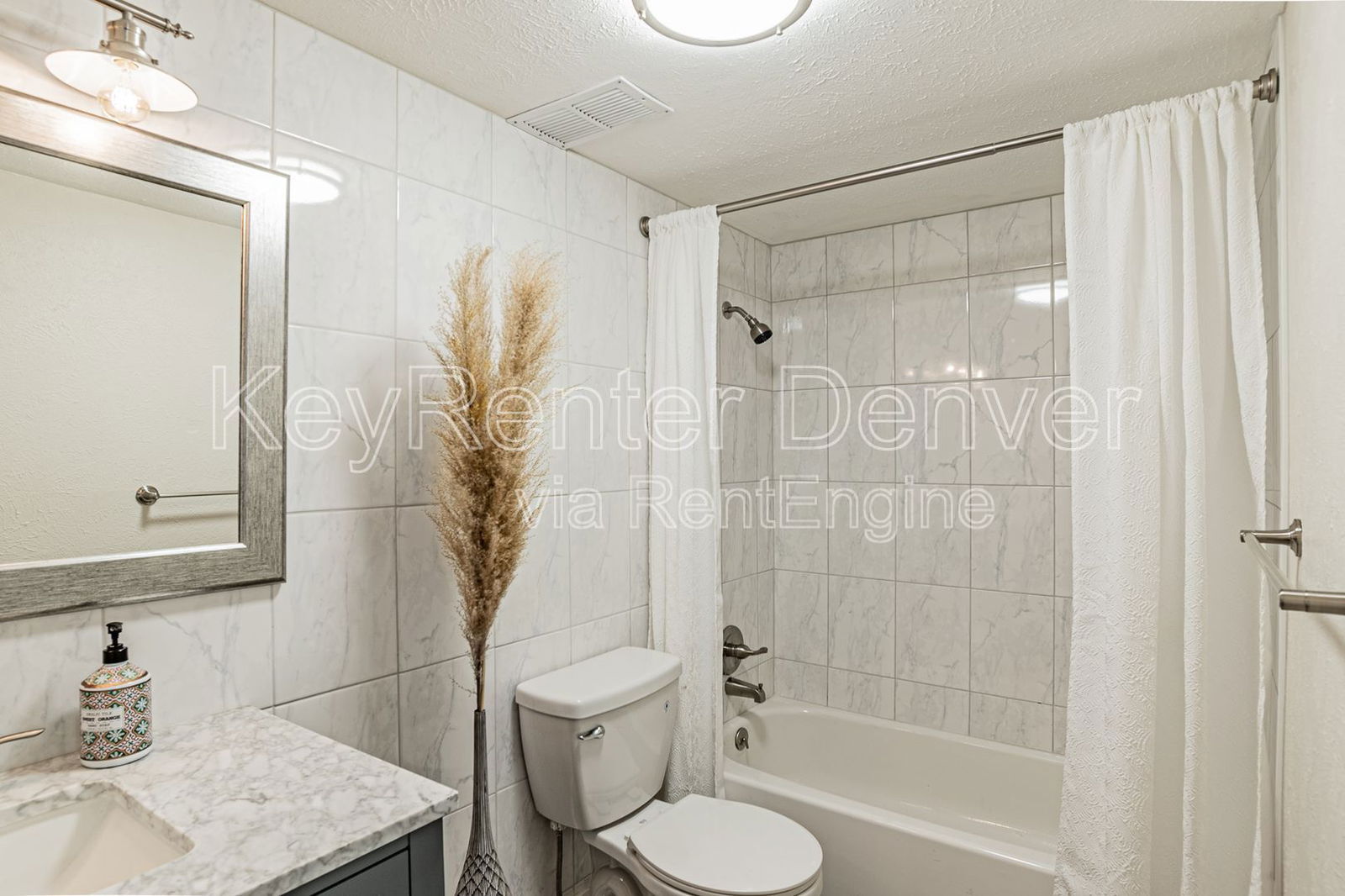 Building Photo - 7665 E Eastman Ave